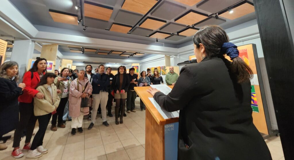 Exposición "Huellas de cinco maestros del diseño chileno" conmemora 30 años de la Escuela de Diseño